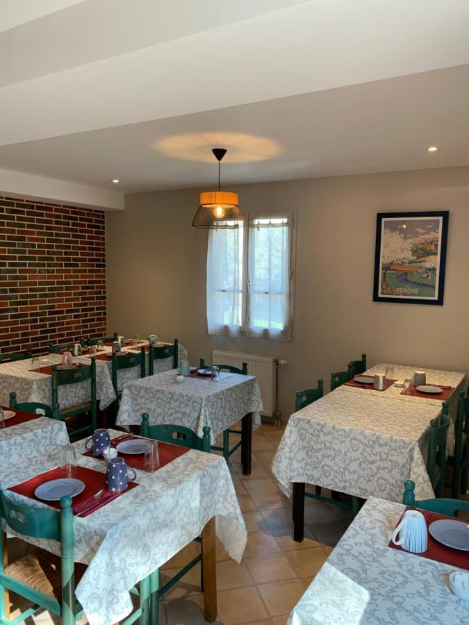 Logis-Hotel Restaurant Auberge Les Vallees Du Perche Vichères Eksteriør billede