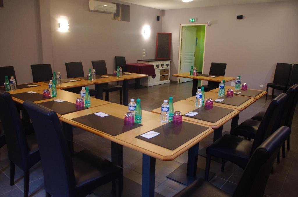 Logis-Hotel Restaurant Auberge Les Vallees Du Perche Vichères Eksteriør billede