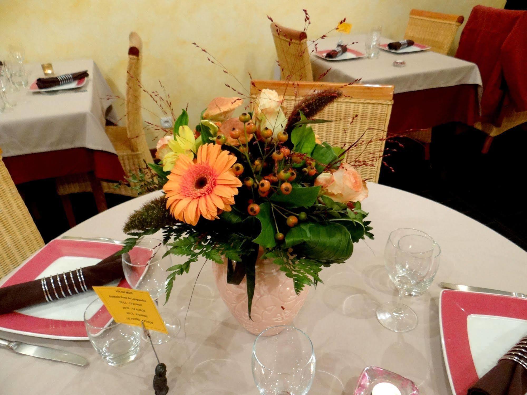Logis-Hotel Restaurant Auberge Les Vallees Du Perche Vichères Eksteriør billede