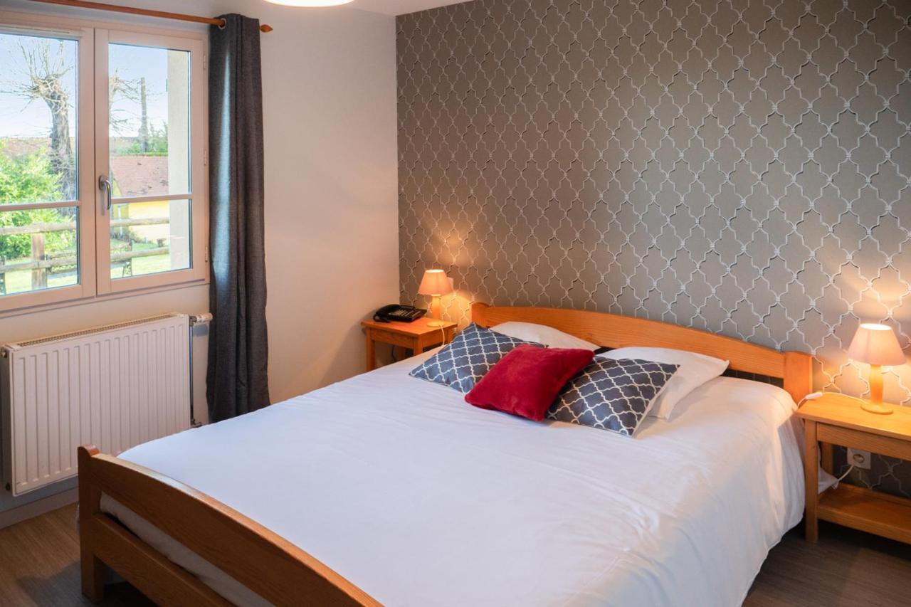 Logis-Hotel Restaurant Auberge Les Vallees Du Perche Vichères Eksteriør billede